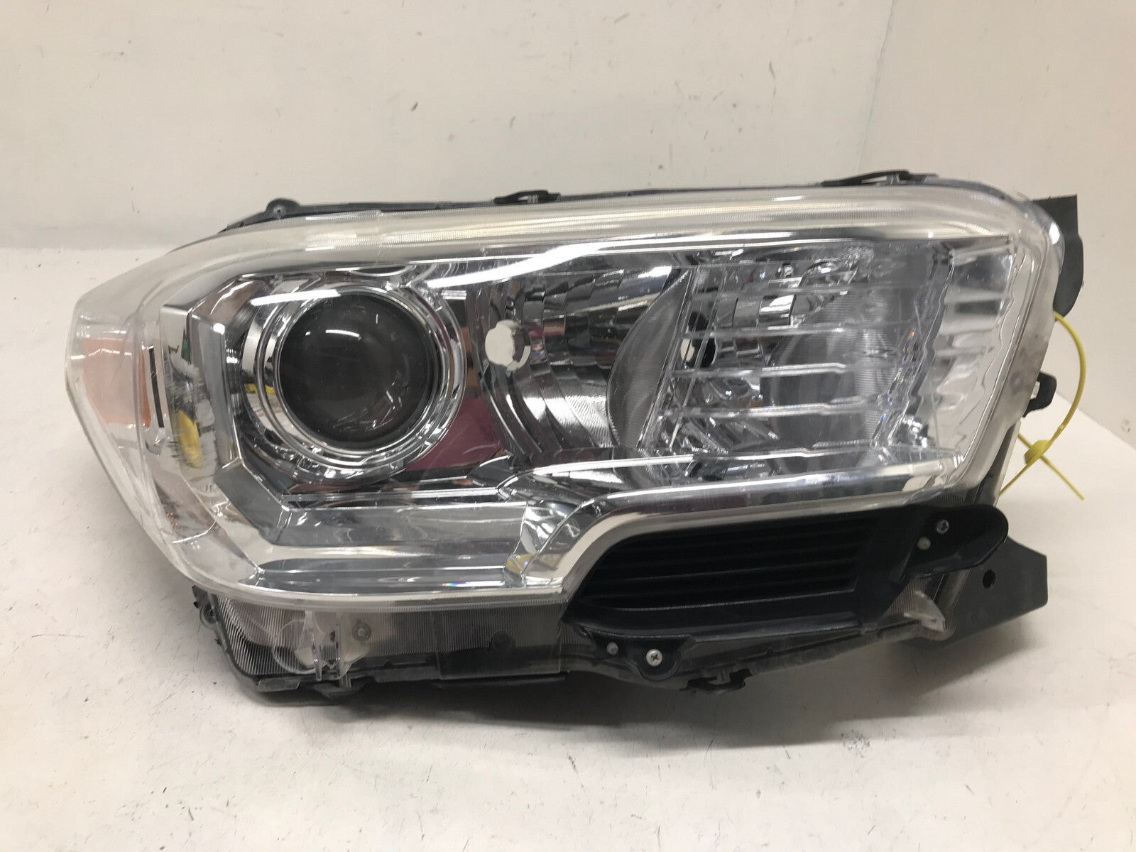 Headlight Damaged Right RH Passenger Toyota Tacoma 2016-2019 81110-04270 OEM
