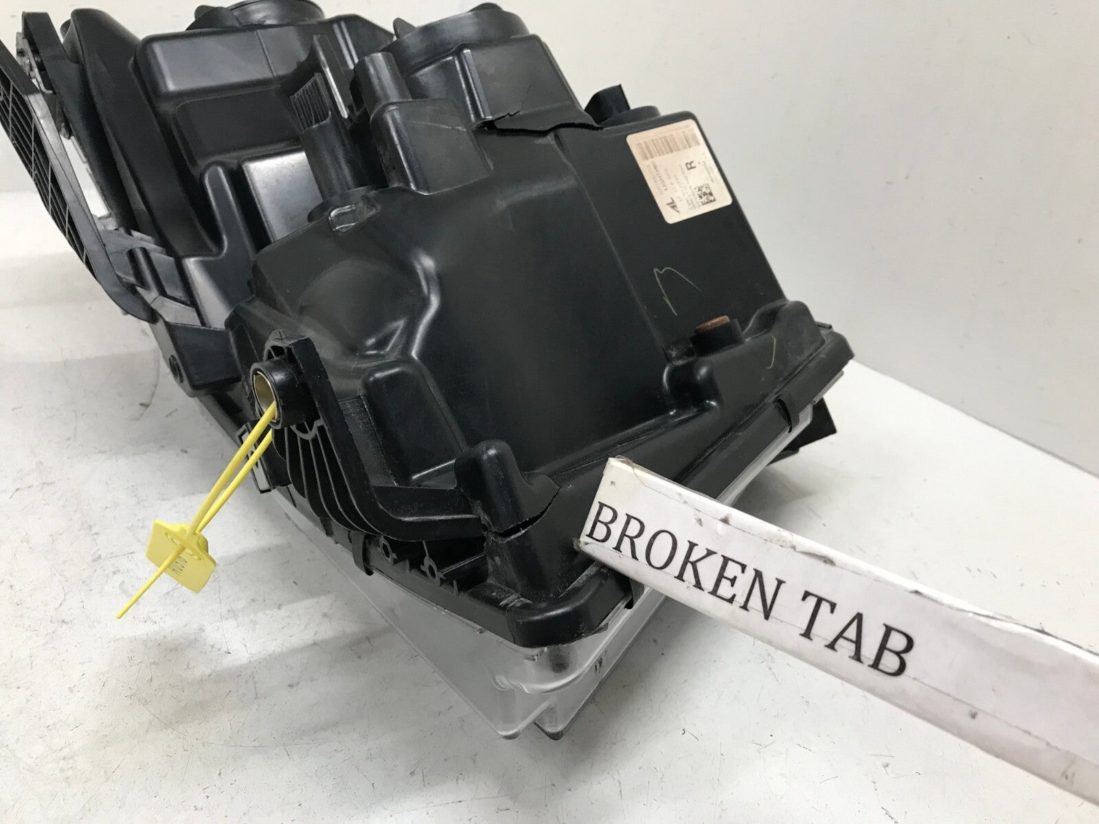 Headlight Damaged Passenger RH Right 19-24 Ram 1500 68316086AJ OEM