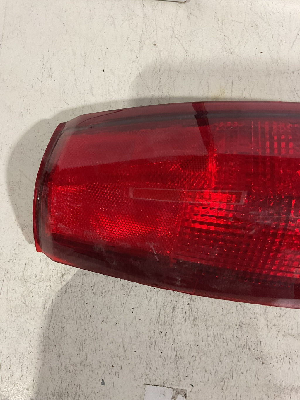 Tail light Damaged Passenger RH 1992-1999 Chevrolet GMC GM080-B000R-US56 OEM