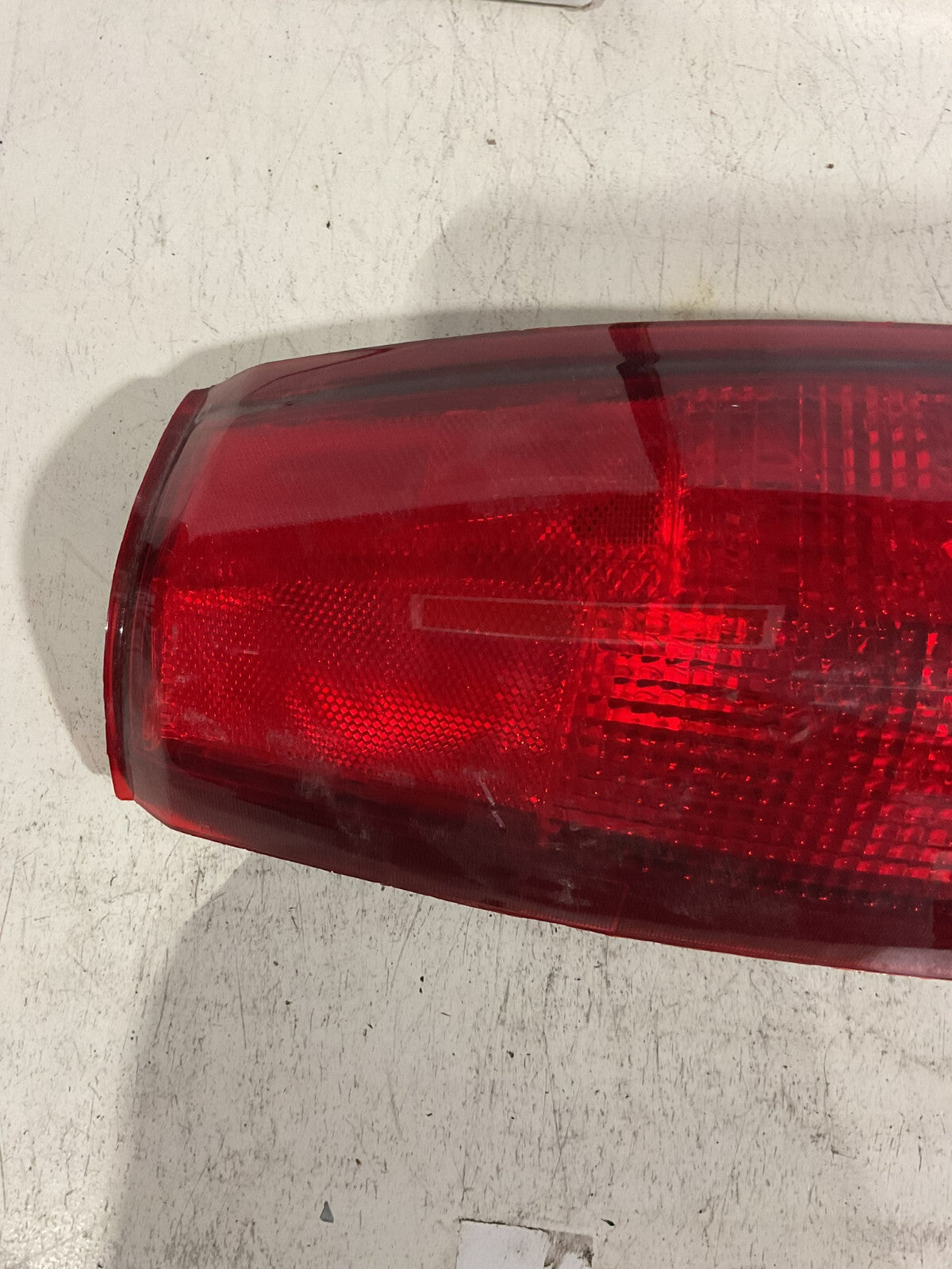 Tail light Damaged Passenger RH 1992-1999 Chevrolet GMC GM080-B000R-US56 OEM