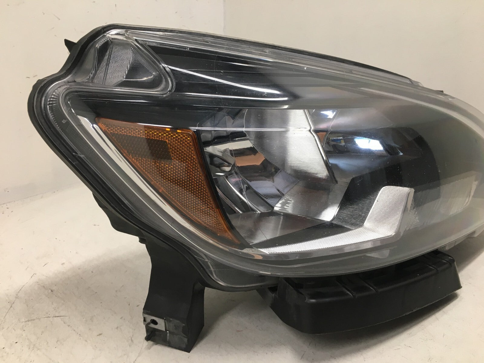 Headlight Damaged RH Passenger Nissan Sentra 2016 2017 2018 26010-3YU0A OEM