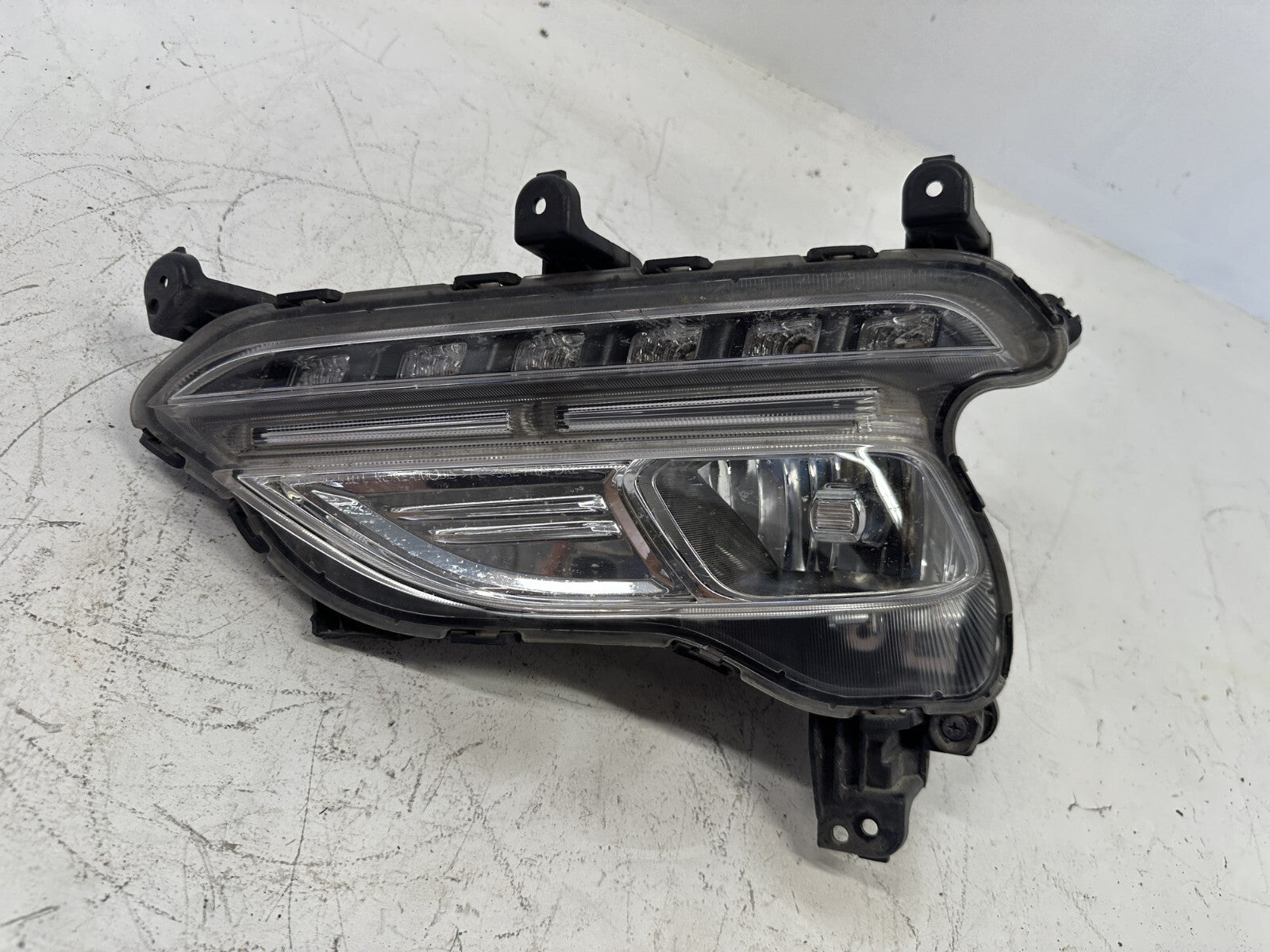 Fog Light Left Driver LH Damaged Hyundai Santa Fe Sport 17 2018 92201-4Z510 OEM