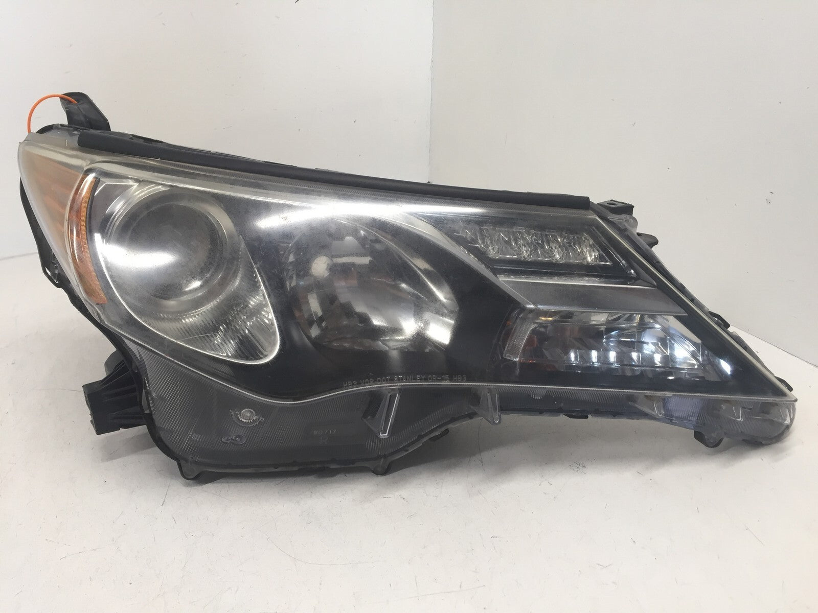 Headlight Damaged Halogen Passenger RH Toyota RAV4 2013-2015 81110-0R042 OEM