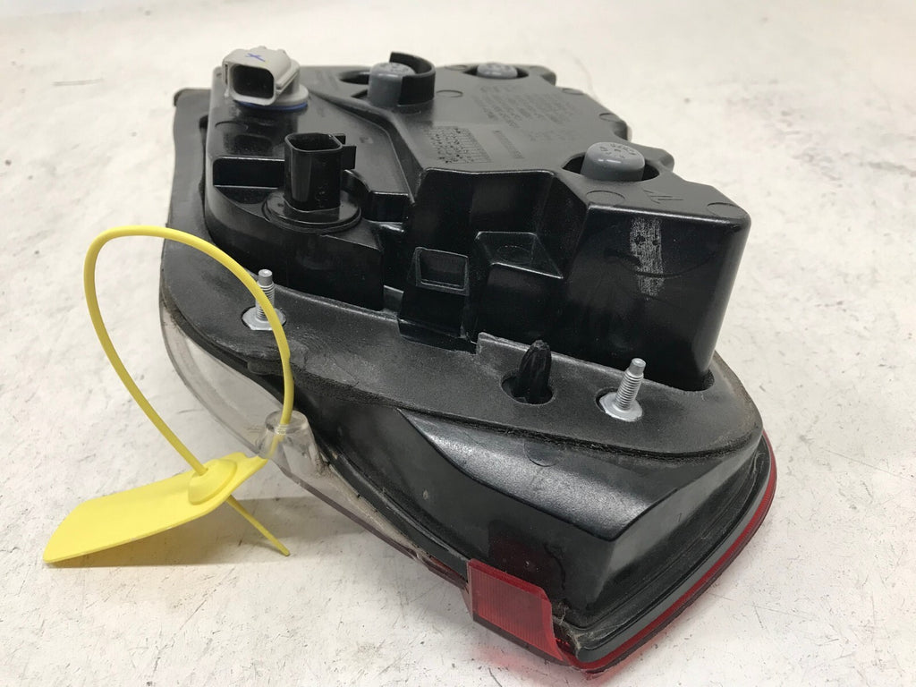 Tail light Damaged Passenger RH 14-21 Jeep Grand Cherokee SRT 68142944AF OEM