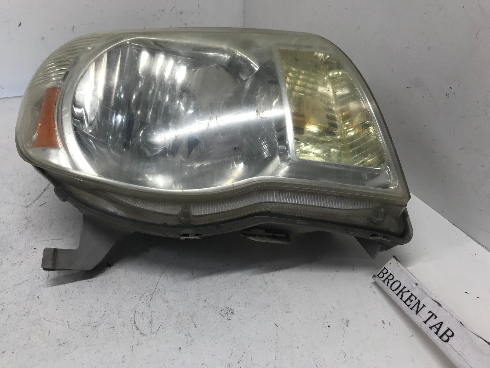 Headlight Damaged passenger RH 05-11 Toyota Tacoma Pickup Truck 81110-04160 OEM