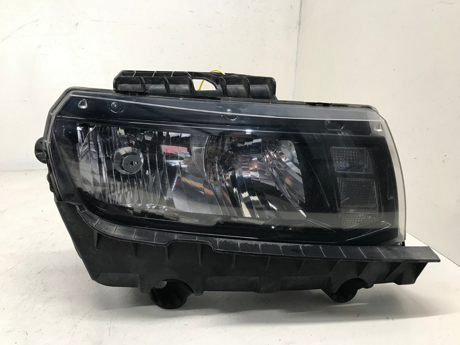 Headlight Damaged Halogen Right RH Passenger Chevrolet Camaro 14-15 23187850 OEM