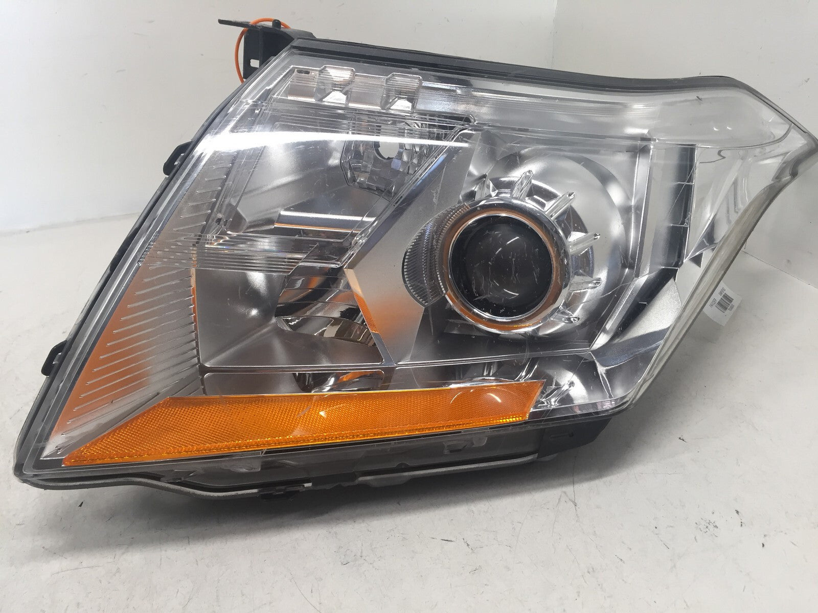 Halogen Headlight Damaged Rigt Passenger Cadillac SRX 2010-2013 22853873 OEM