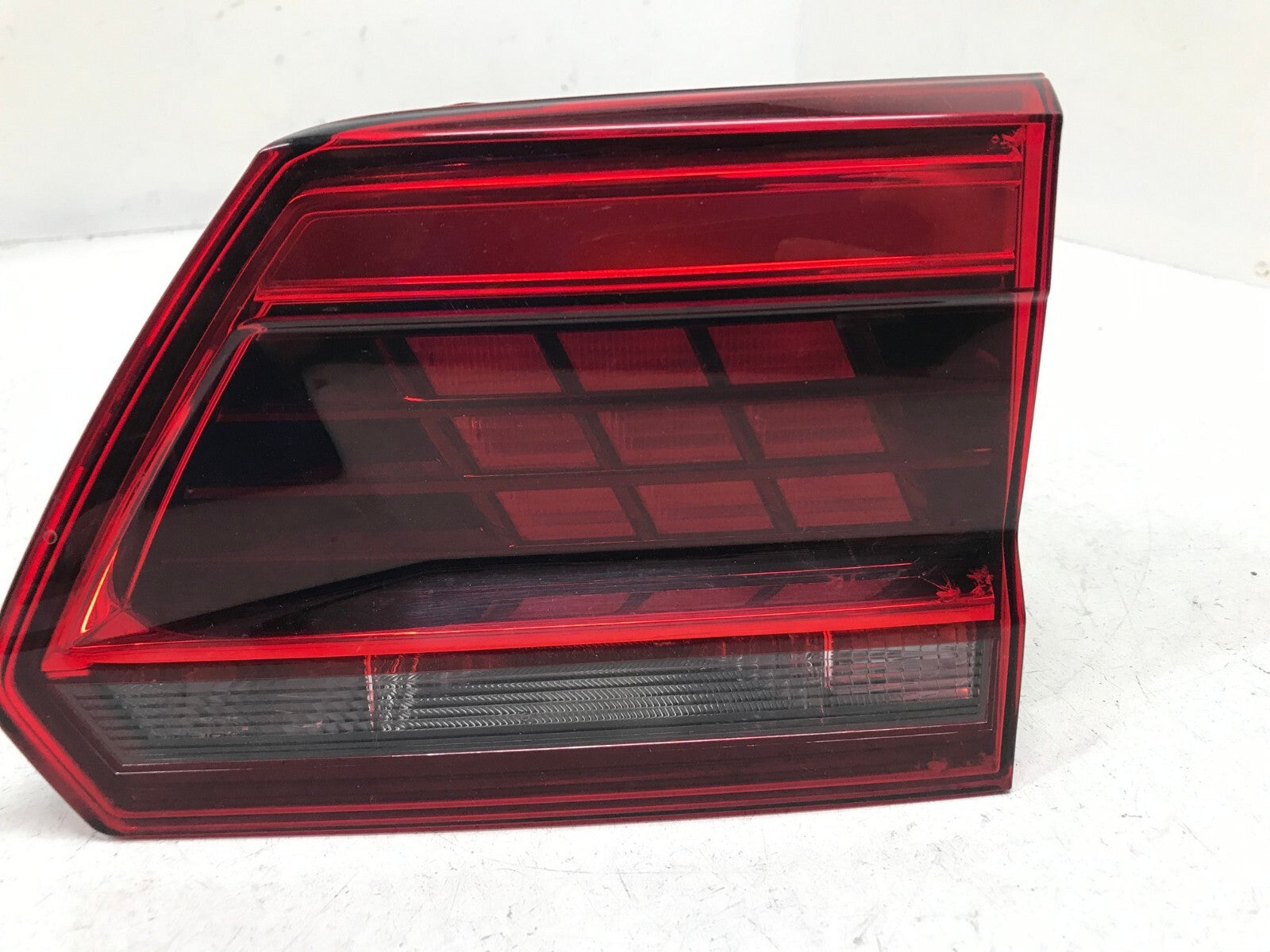 Tail light Damaged Passenger RH Right Volkswagen Atlas 2018-2019 3CN945308A OEM