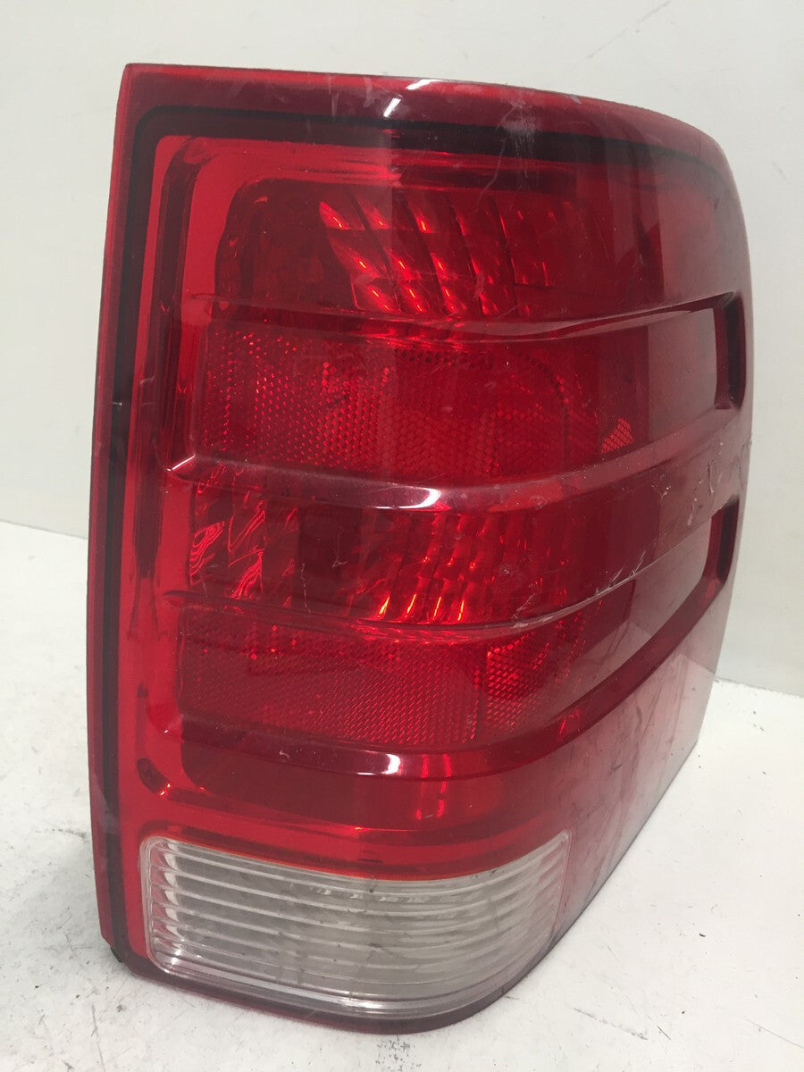 Tail light Damaged Lamp Passenger RH Ford Expedition 2003-2006 2L1Z-13404-AB OEM