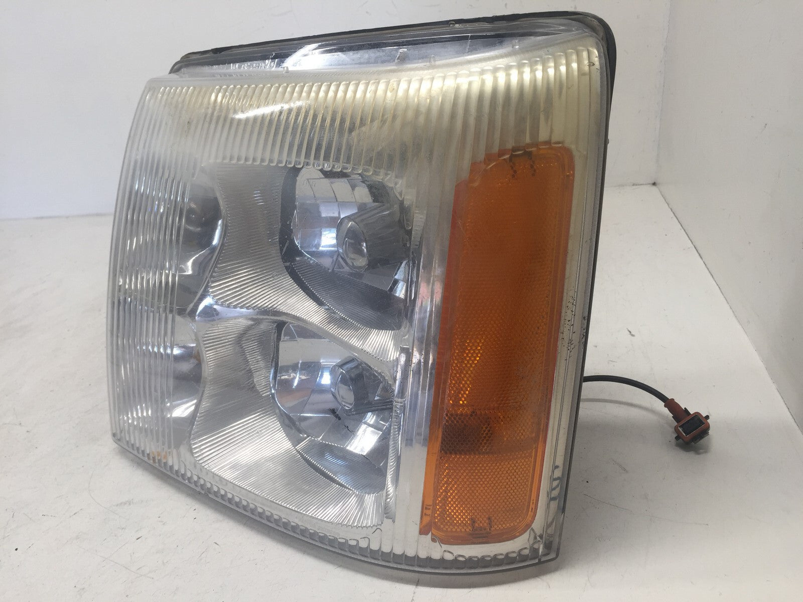 Headlight Damaged Driver Left LH Cadillac Escalade EXT 2003-2006 21995477 OEM