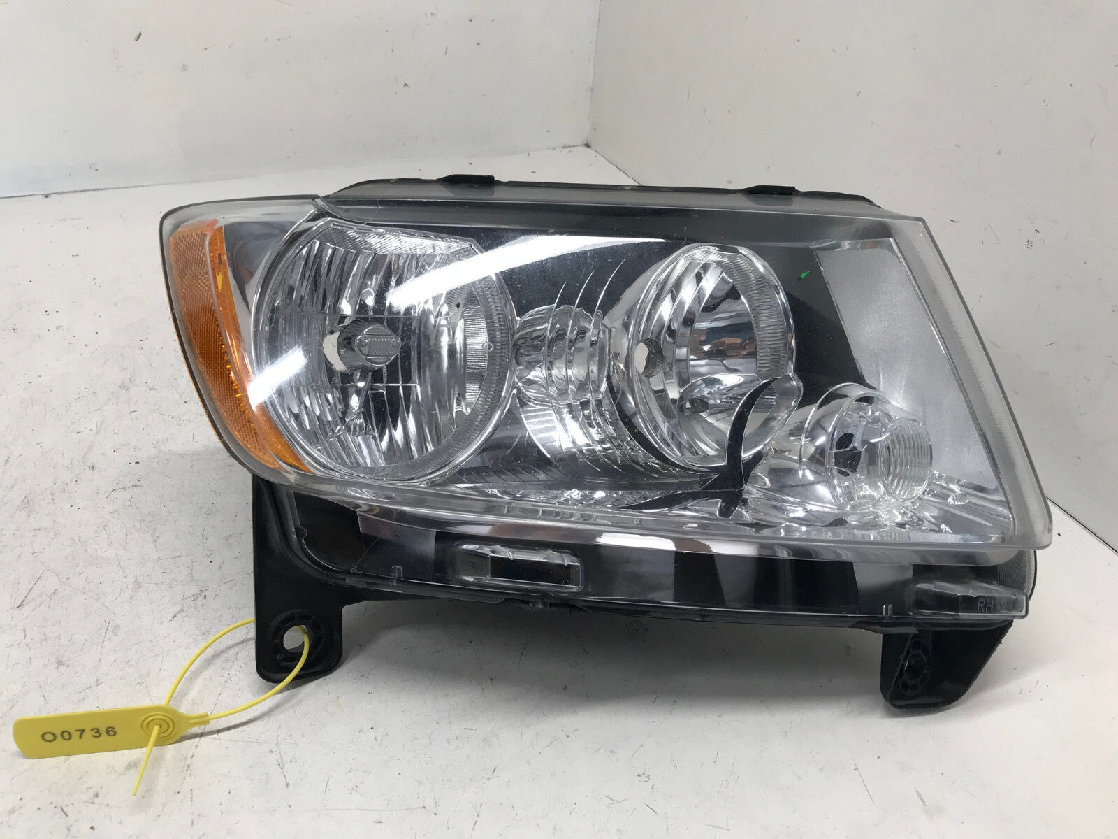 Headlight Damaged Passenger RH Jeep Grand Cherokee 2011 2012 2013 55079378AE OEM