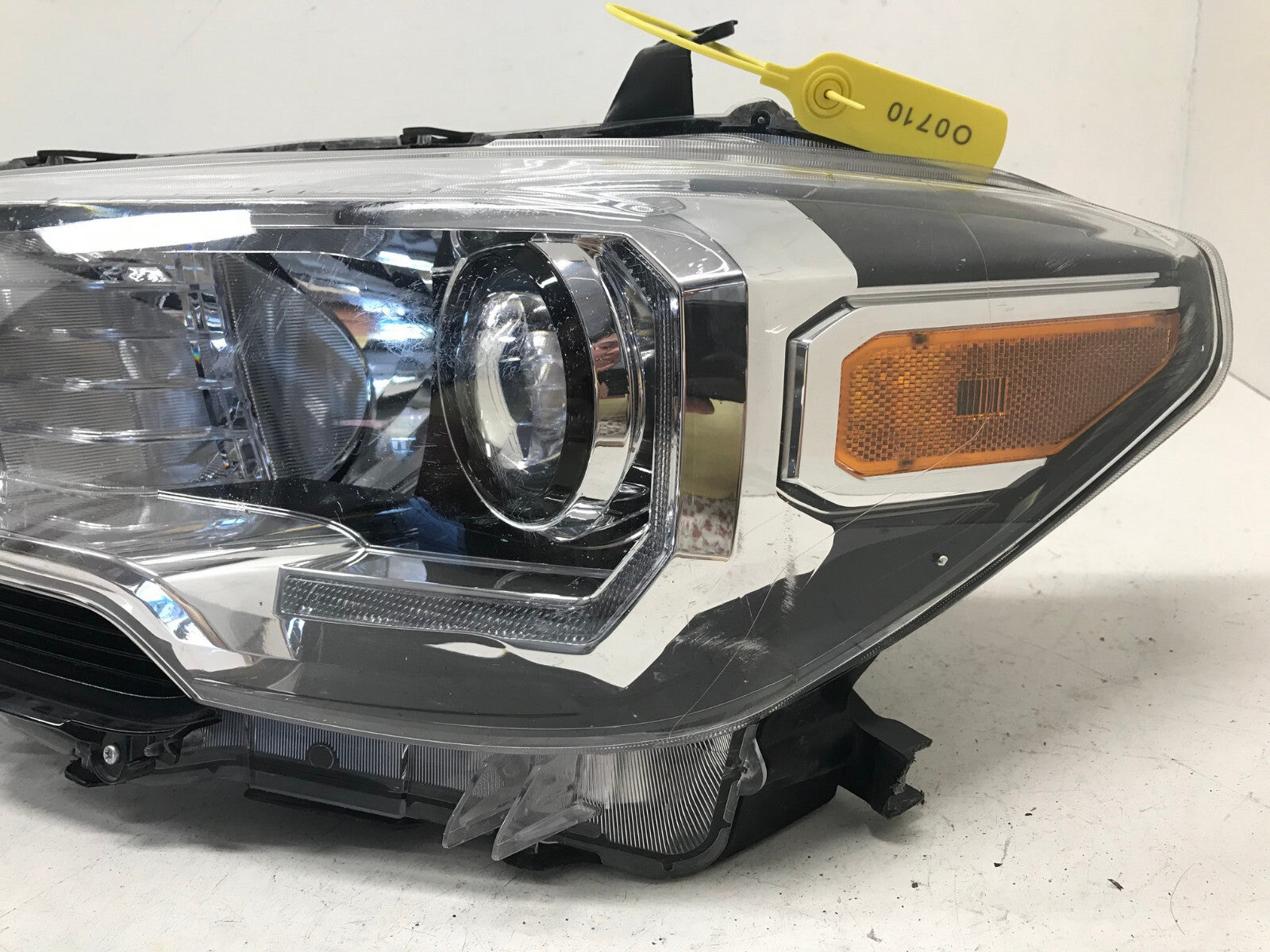 Headlight Damaged Left Driver LH Toyota Tacoma 2016-2021 8115004250 OEM