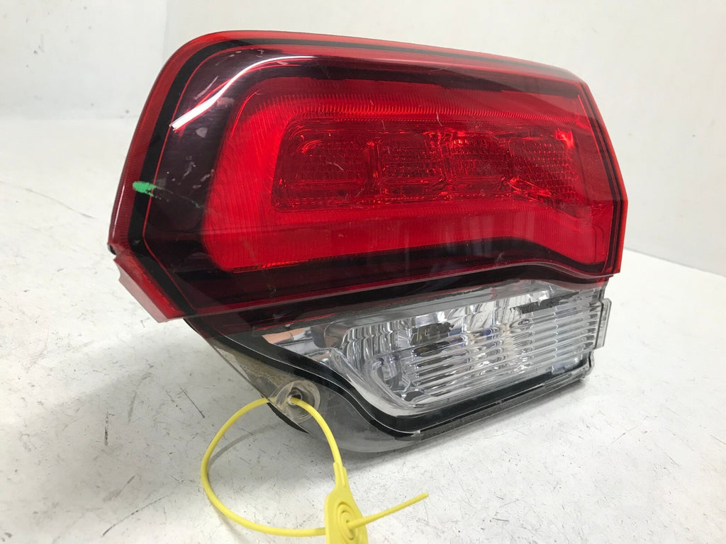 Tail light Damaged Passenger RH 14-21 Jeep Grand Cherokee SRT 68142944AF OEM