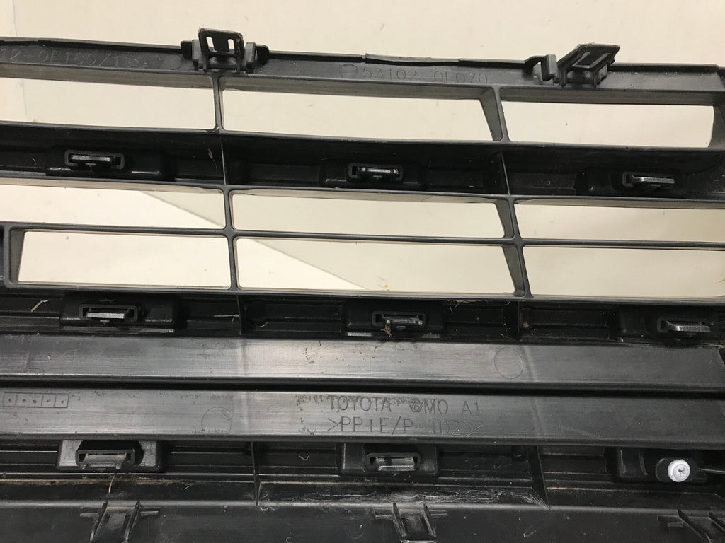 Grill Grille 2017-19 Toyota Highlander Suv 53112-0E180 OEM