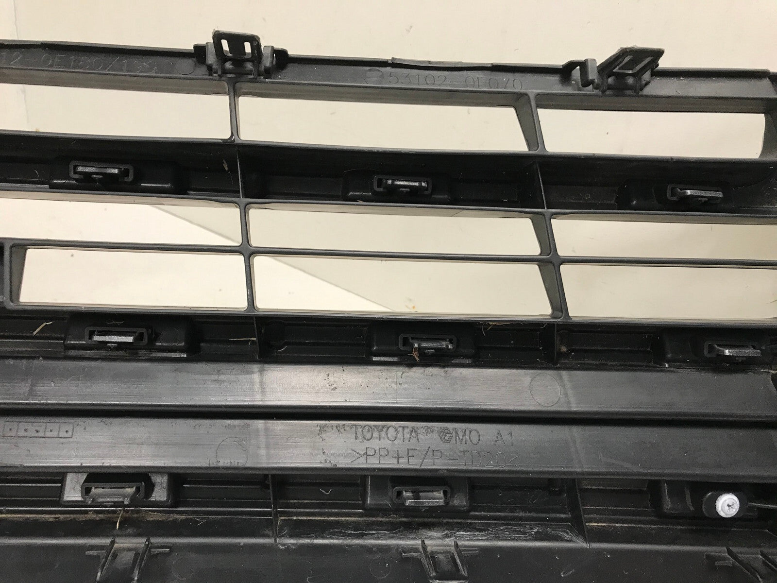 Grill Grille 2017-19 Toyota Highlander Suv 53112-0E180 OEM