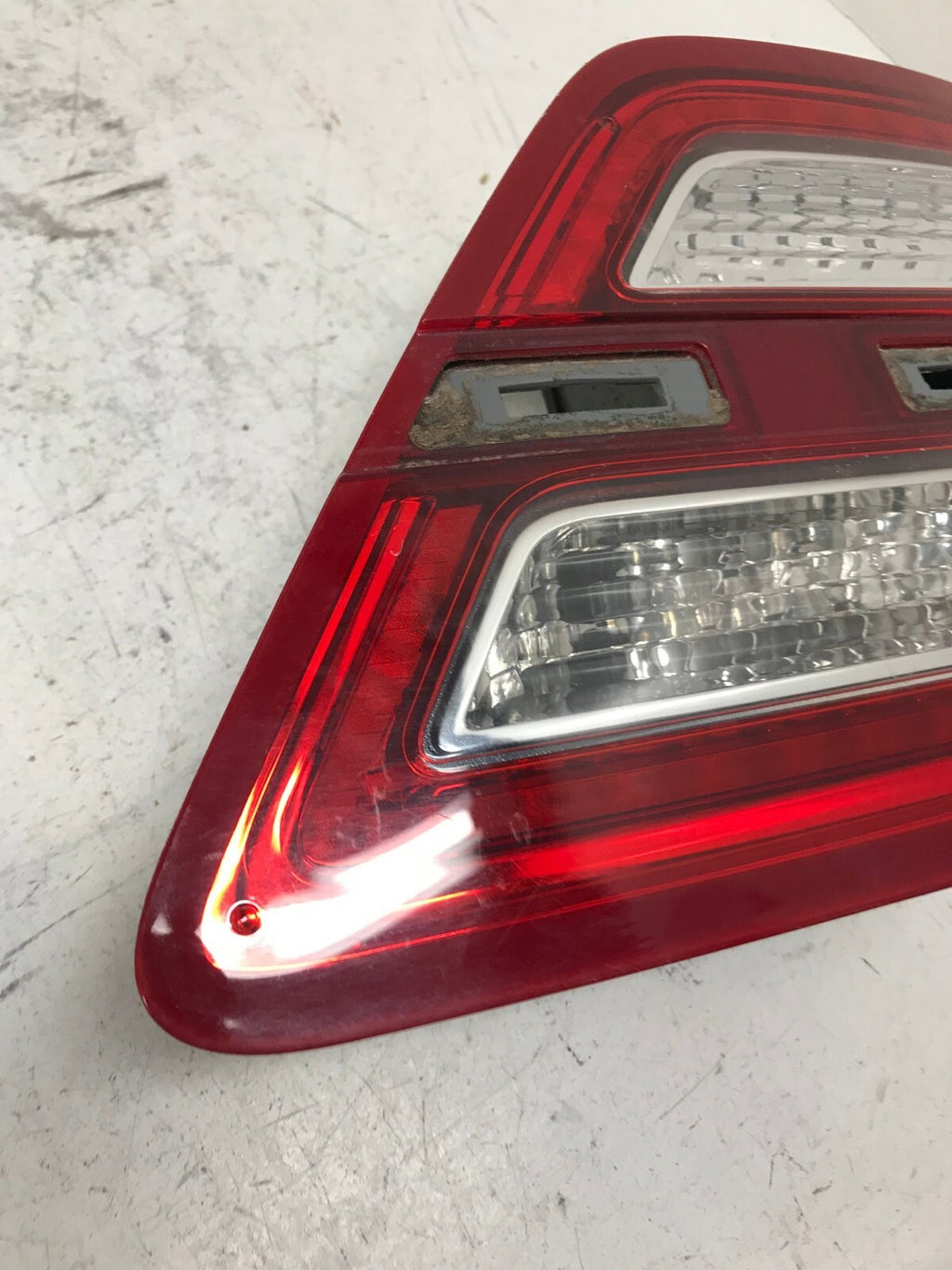Tail light Damaged Driver LH Left 2013-2019 Ford Taurus DG13-15B503-A OEM