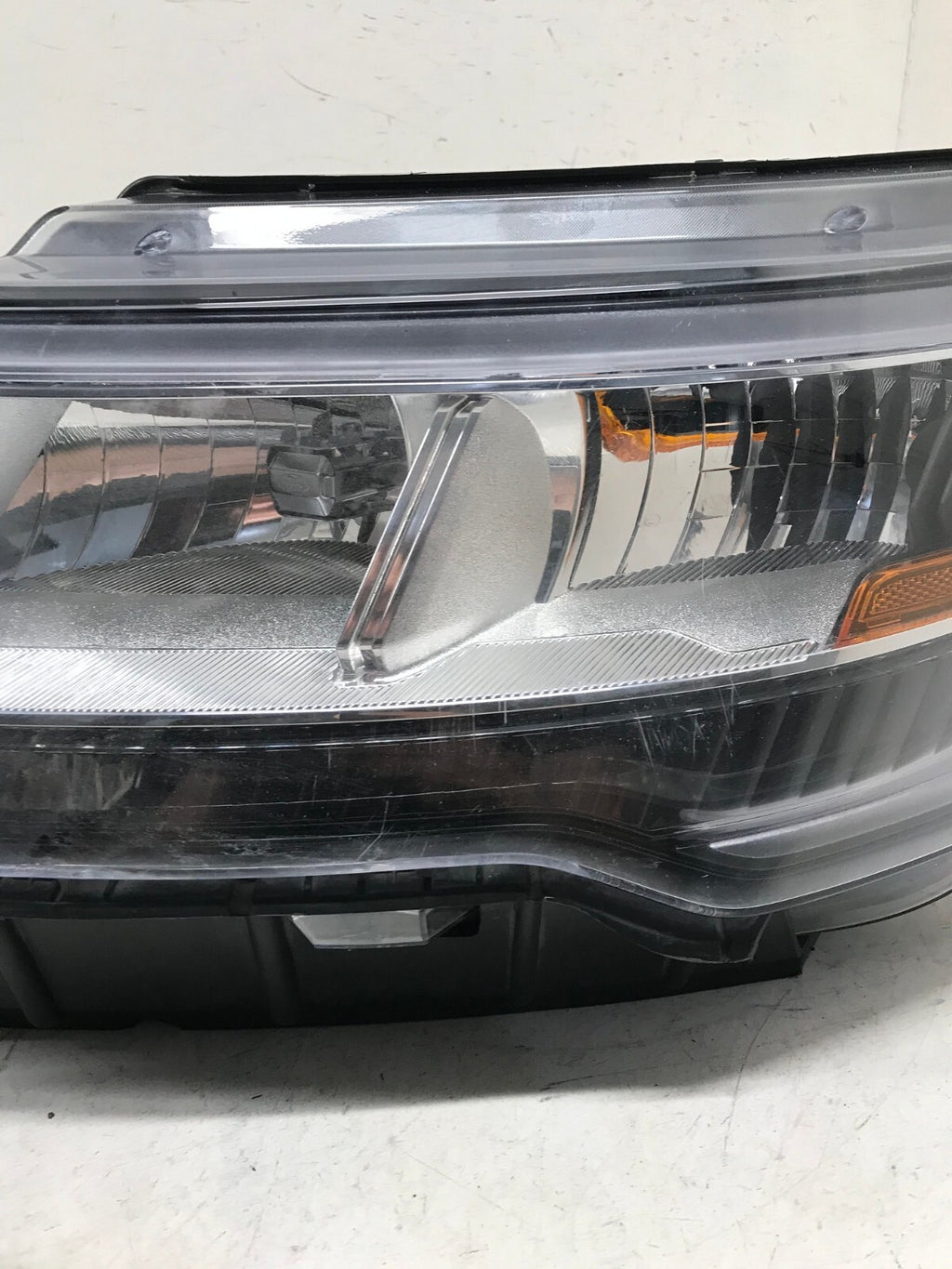 Headlight Damaged Driver LH Left 2018-2019 Ford Explorer HB53-13006-BB OEM