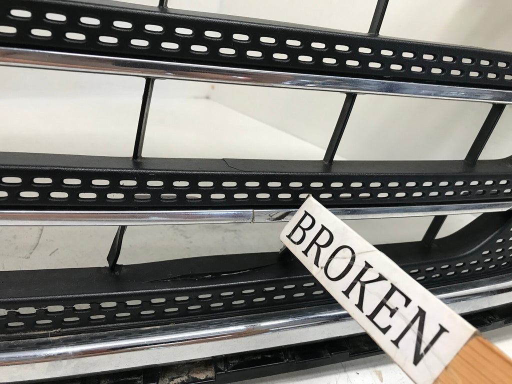Grille Grill 2018-2020 Chevrolet Traverse 23376131 OEM