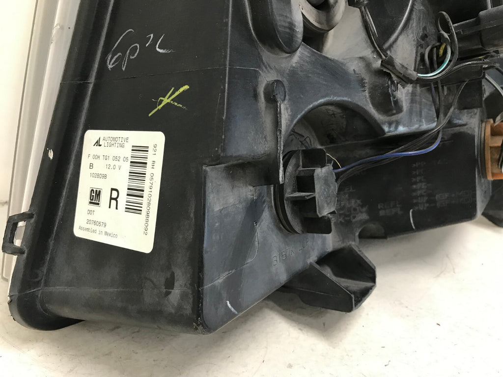 Headlight Damaged Right RH Chevy Tahoe Suburban Avalanche 07-2014 20760579 OEM