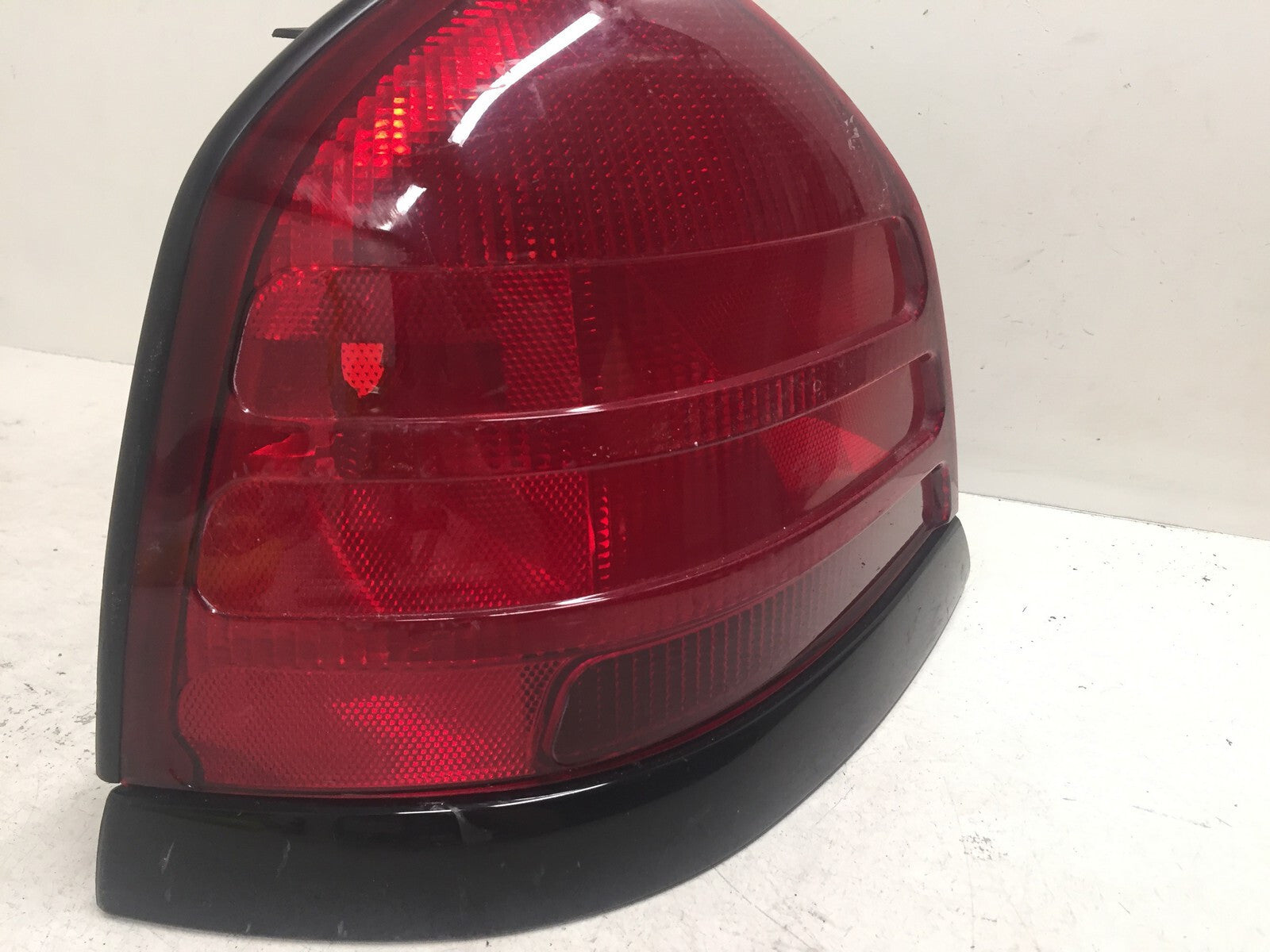 Tail light Damaged Lamp Driver LH Ford Crown Victoria 04-2011 8W7Z-13405-A OEM