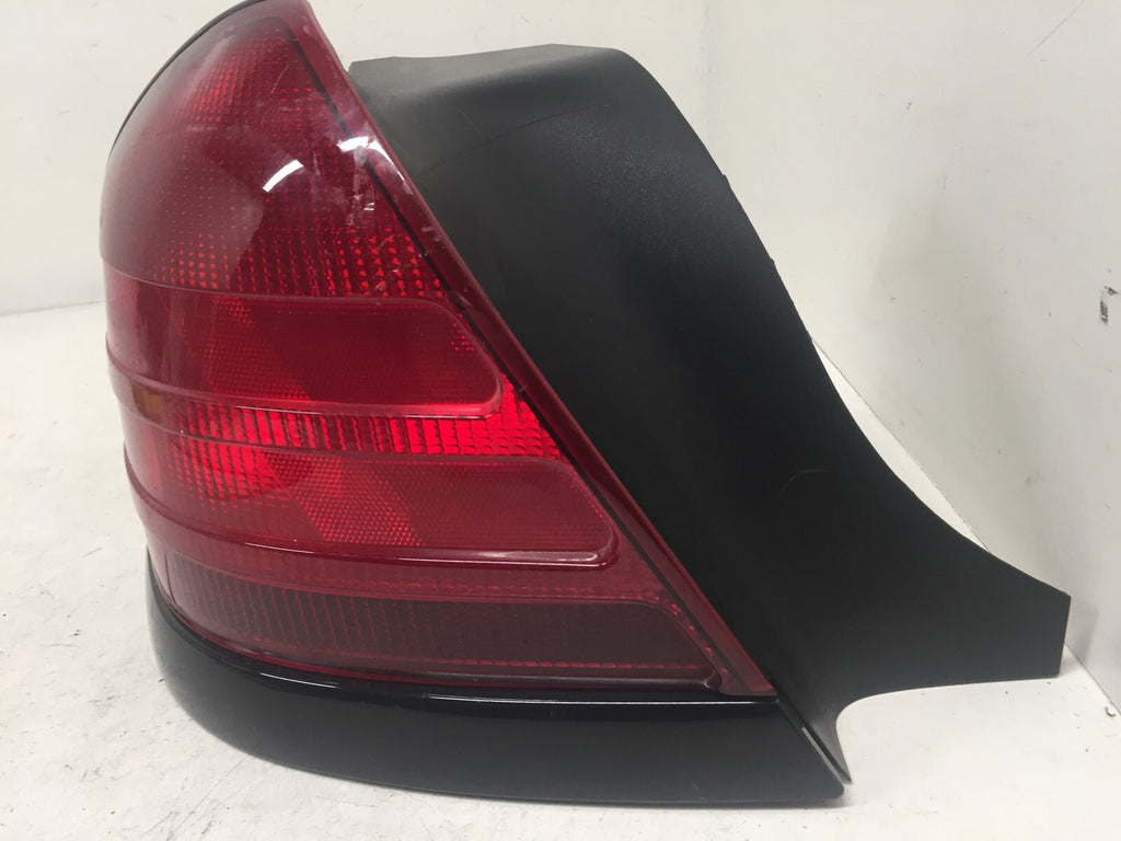 Tail light Damaged Lamp Driver LH Ford Crown Victoria 04-2011 8W7Z-13405-A OEM
