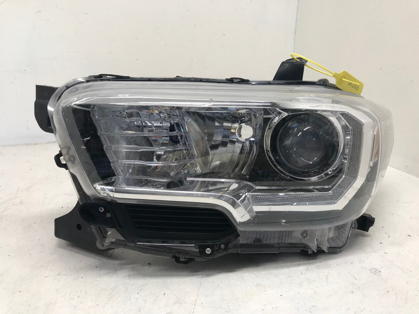 Headlight Damaged Left Driver LH Toyota Tacoma 2016-2021 8115004250 OEM