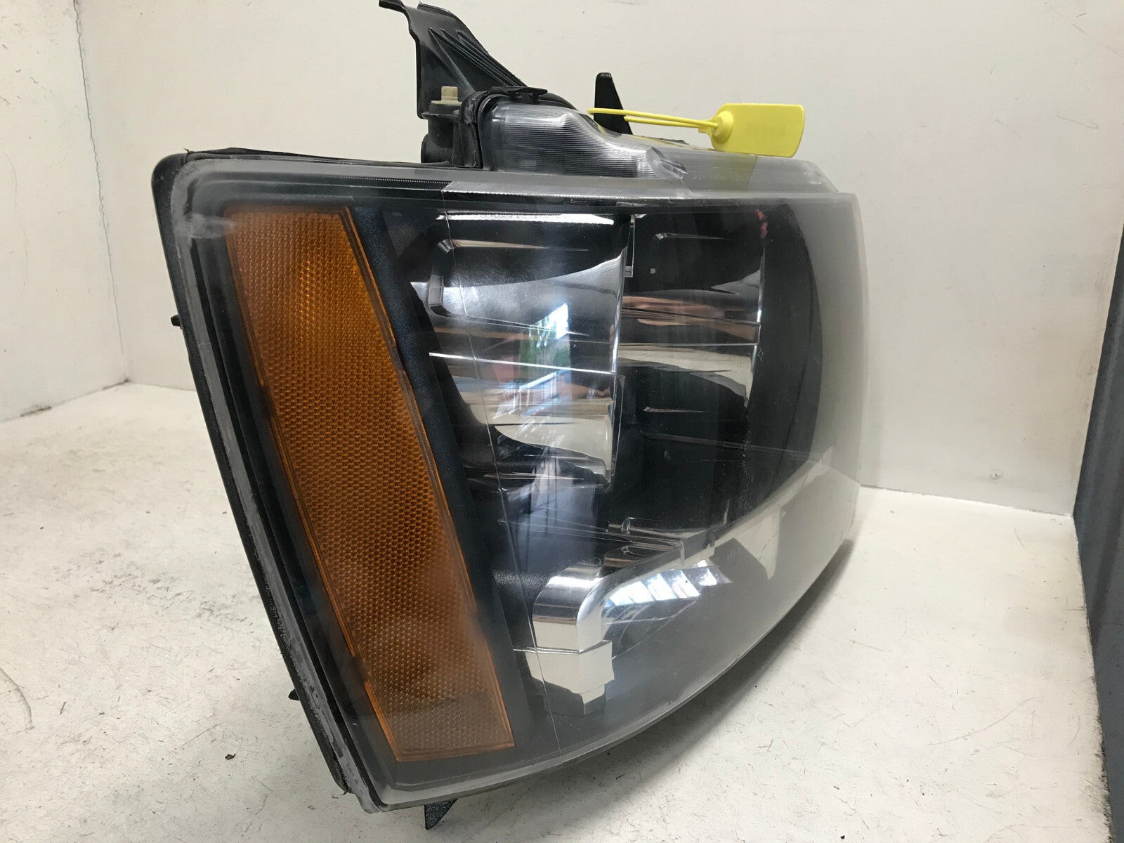 Headlight Damaged Right RH Chevy Tahoe Suburban Avalanche 07-2014 20760579 OEM
