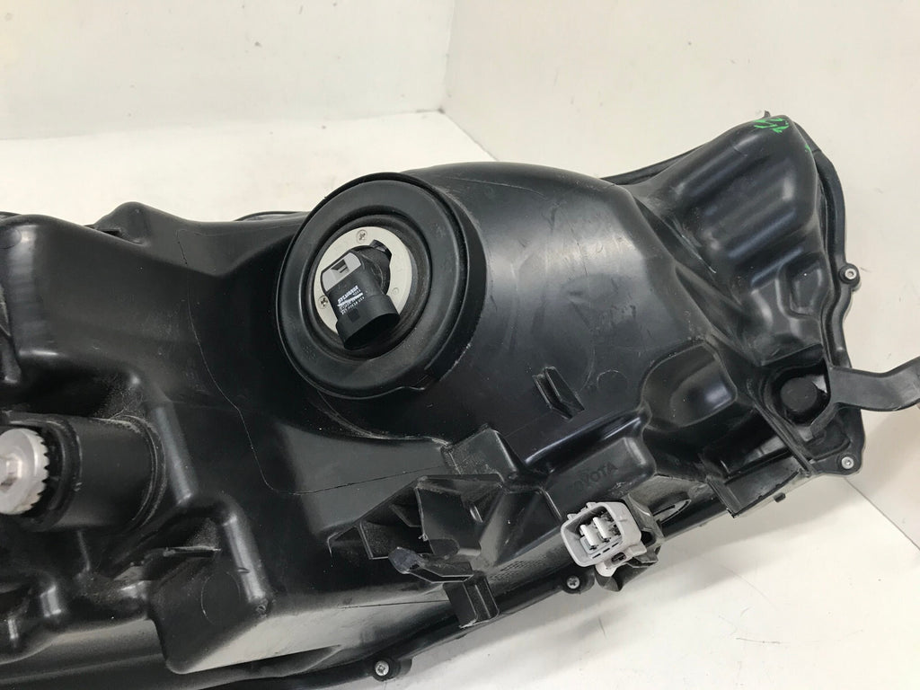 Halogen Headlight Damaged Driver LH Toyota Highlander 2017-2019 811500E330 OEM