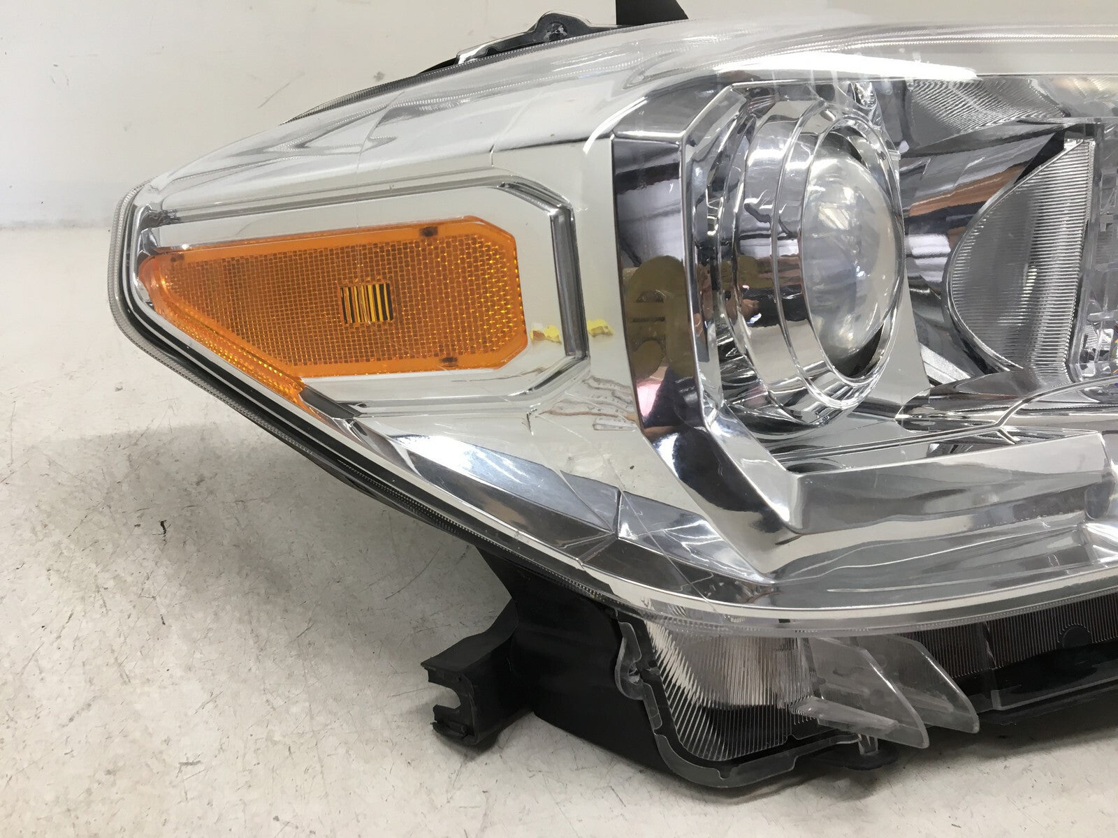 Headlight Damaged Right Passenger RH Toyota Tacoma 2016-2018 8111004270 OEM