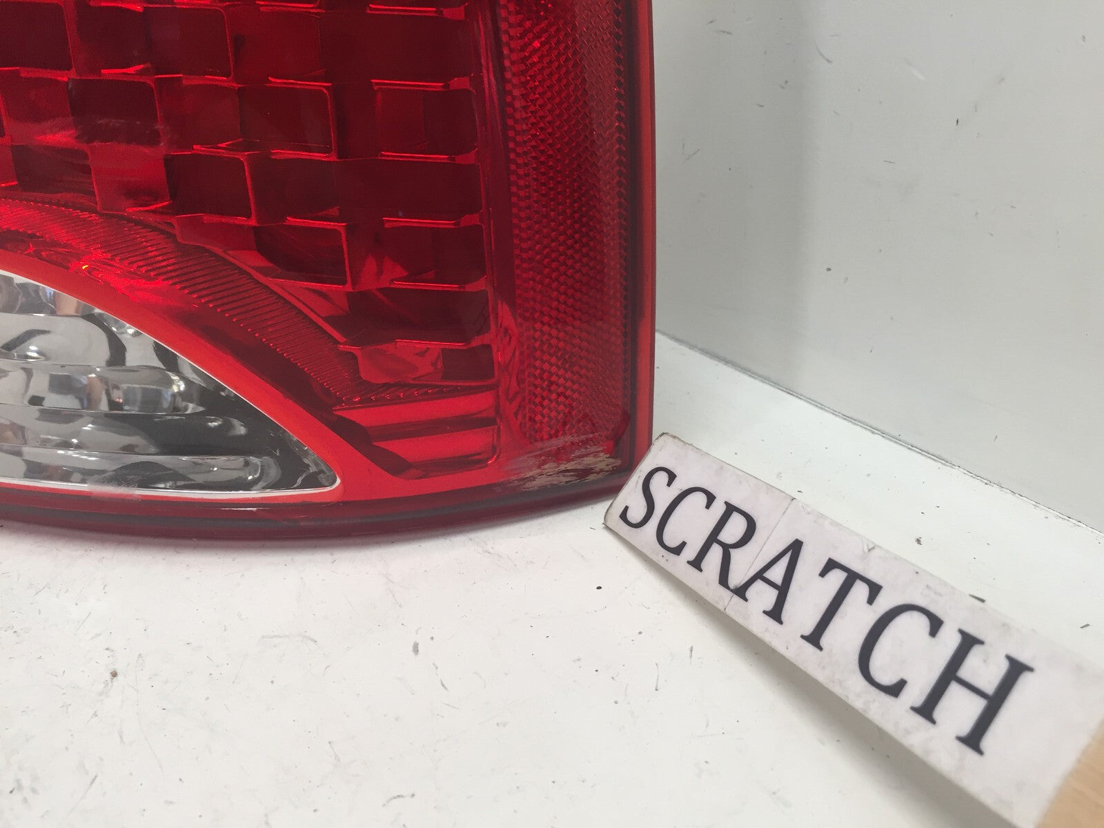 Tail light Damaged Right Passenger RH Kia Sorento 2012-2013 92402-1U000 OEM