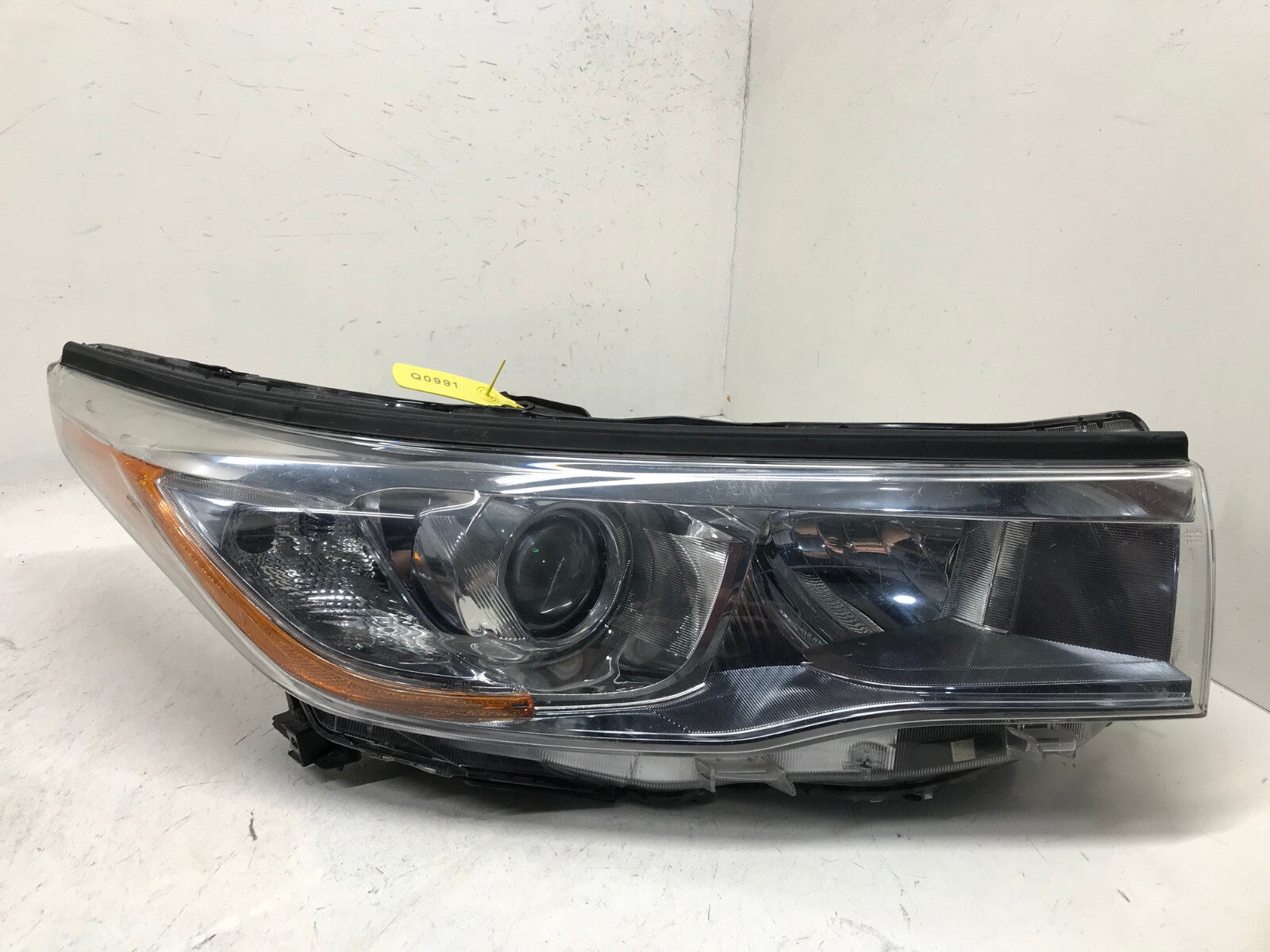 Headlight Damaged RH Passenger 2014 2015 2016 Toyota Highlander 81110-0E250 OEM