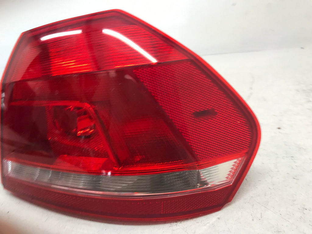 Tail light Damaged Passenger RH 2012-2015 Volkswagen Passat 561945096H OEM