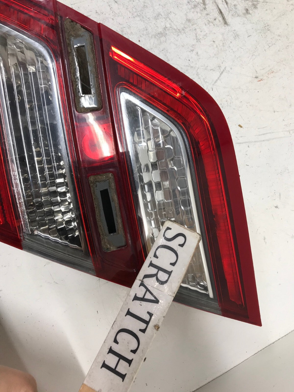 Tail light Damaged Driver LH Left 2013-2019 Ford Taurus DG13-15B503-A OEM