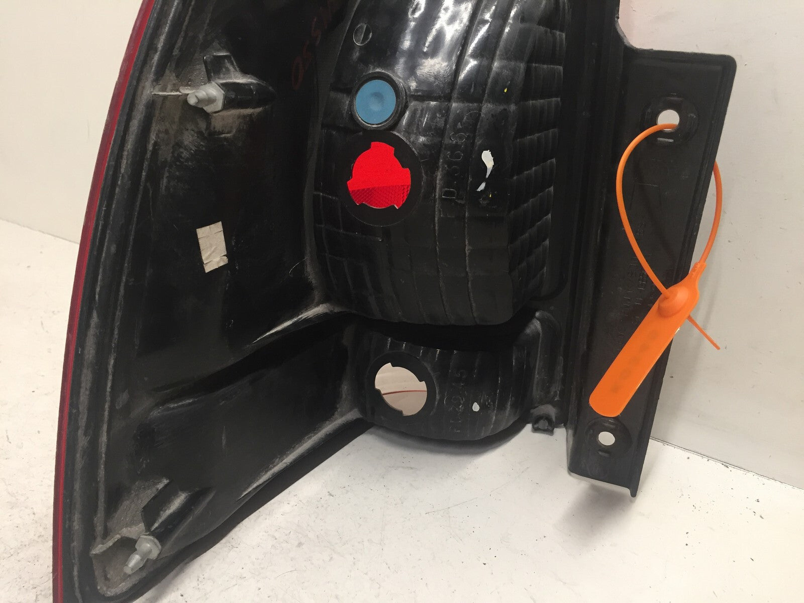 Tail light Damaged Lamp Passenger RH Ford Expedition 2003-2006 2L1Z-13404-AB OEM