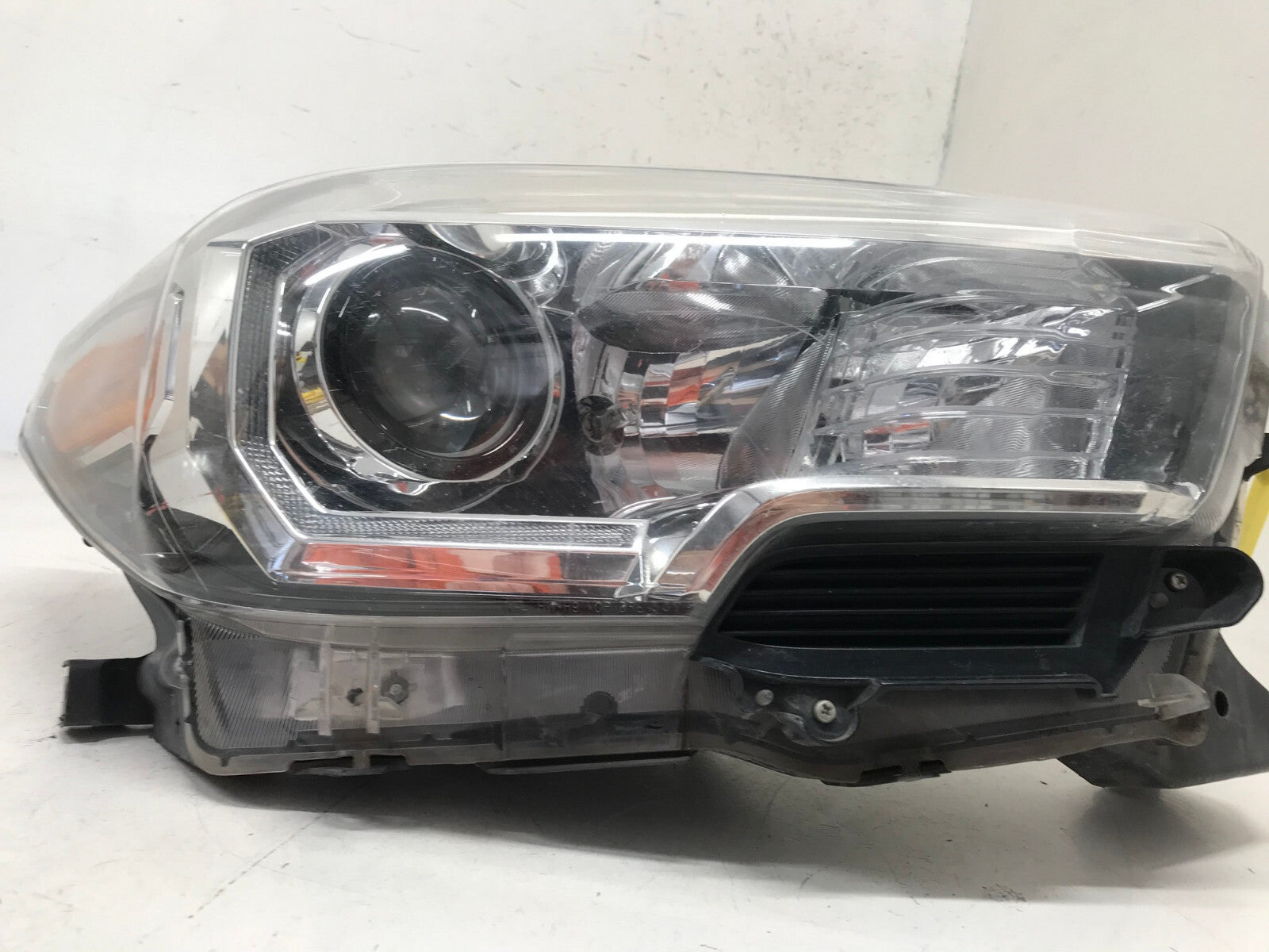 Headlight Damaged Right Passenger RH Toyota Tacoma 2016-2018 8111004270 OEM2