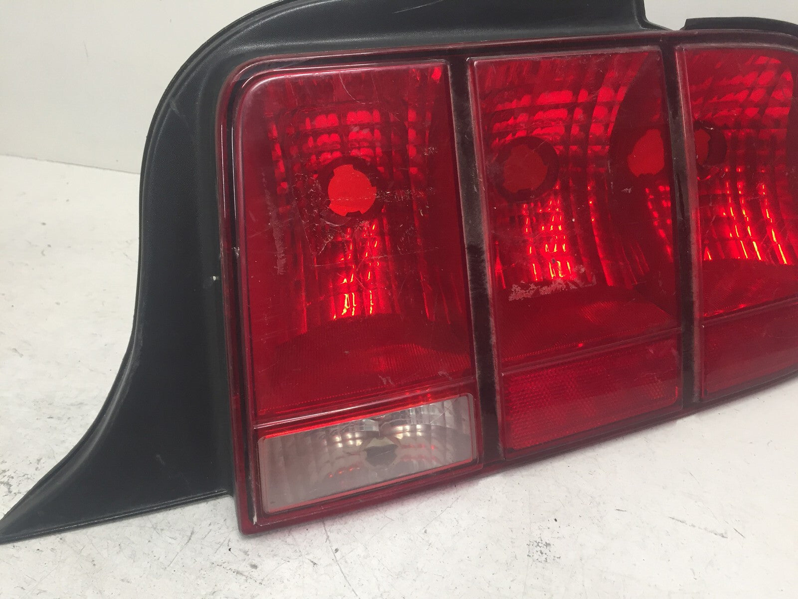 Tail light Damaged Lamp Right Passenger RH Ford Mustang 2005-2007 OEM2