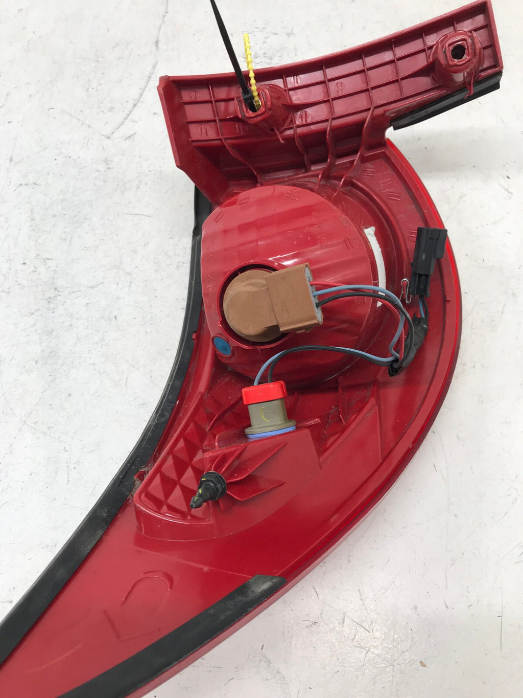 Tail light Damaged Right RH Passenger Chevy Traverse 2009-2012 15912686 OEM