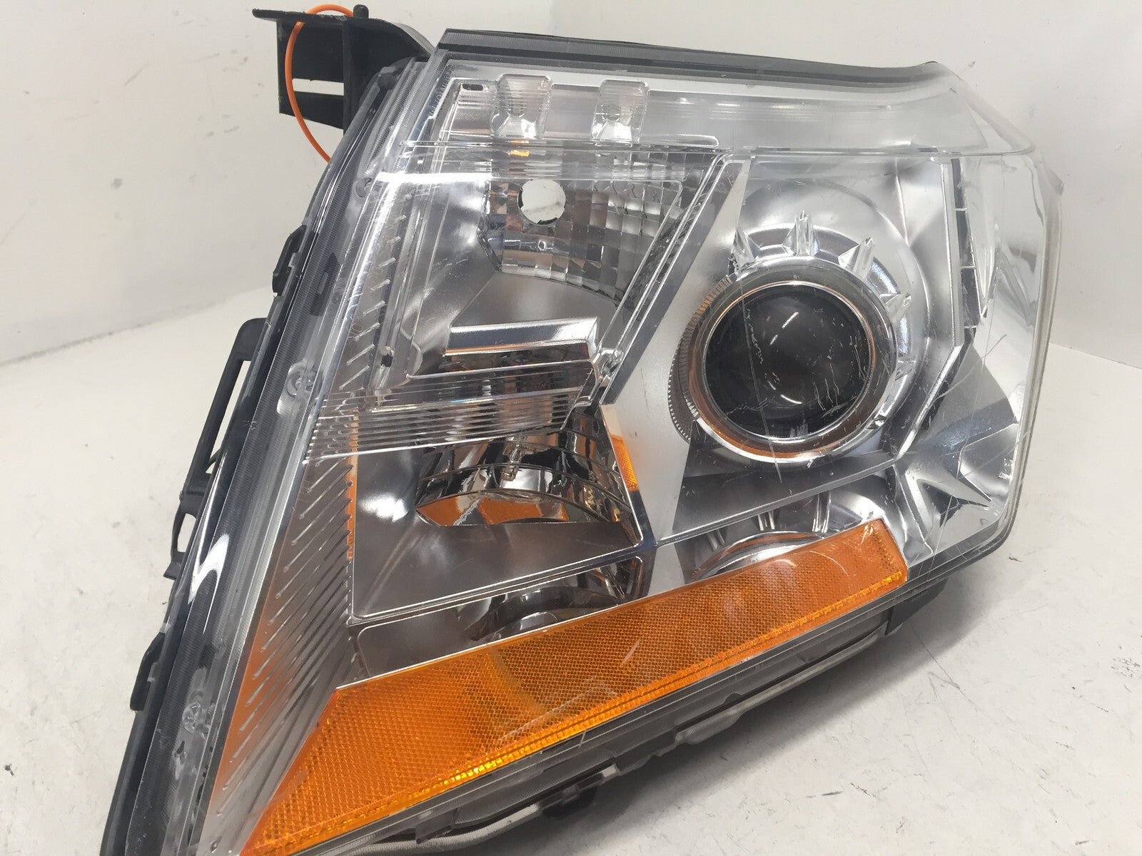 Halogen Headlight Damaged Rigt Passenger Cadillac SRX 2010-2013 22853873 OEM
