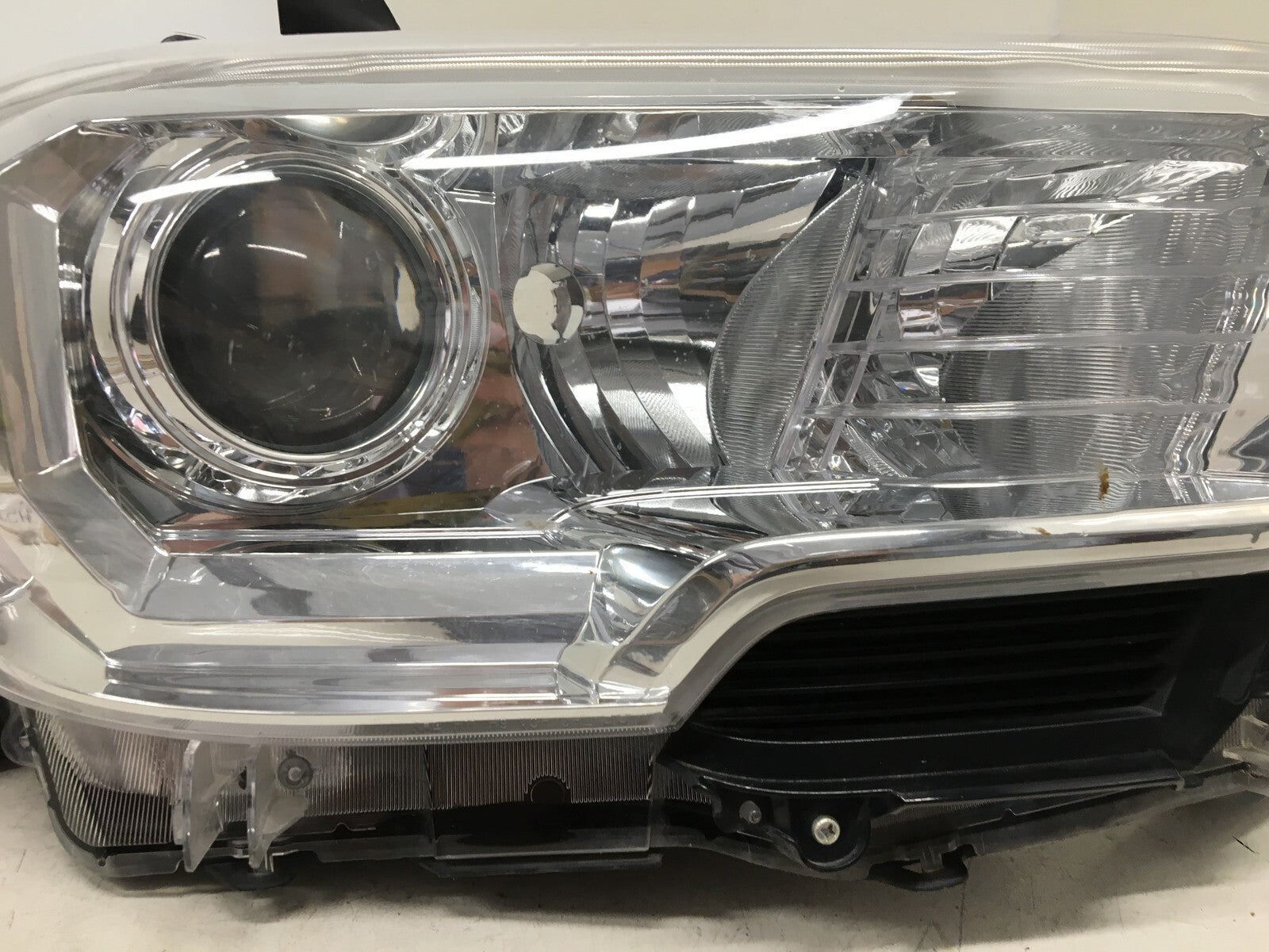 Headlight Damaged Right Passenger RH Toyota Tacoma 2016-2018 8111004270 OEM