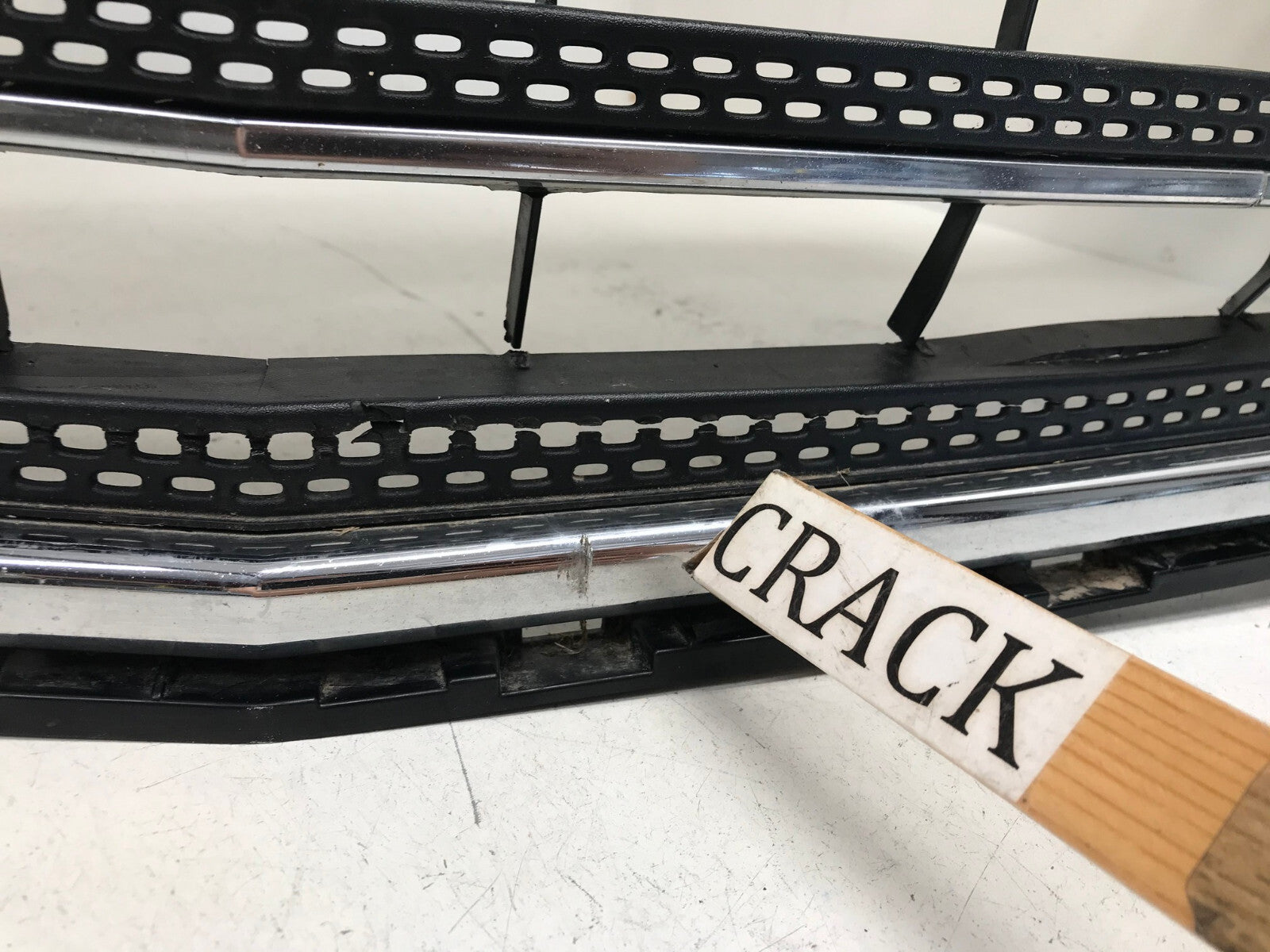 Grille Grill 2018-2020 Chevrolet Traverse 23376131 OEM