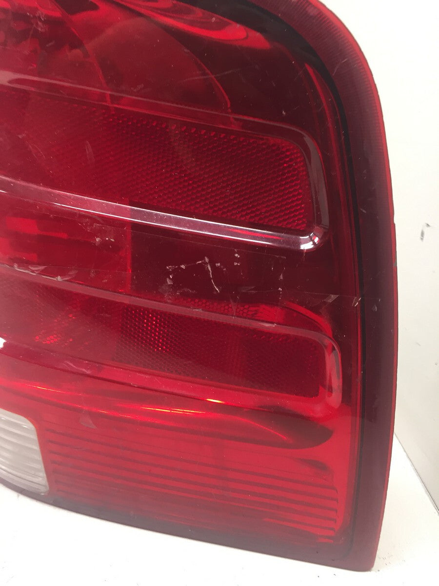 Tail light Damaged Lamp Passenger RH Ford Expedition 2003-2006 2L1Z-13404-AB OEM