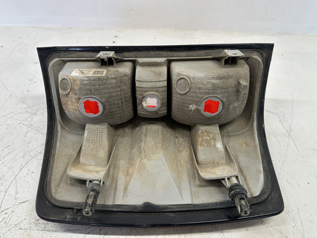 Tail Light Right Pass RH Damaged 16-19 Chevrolet Silverado 1500 84288723 OEM