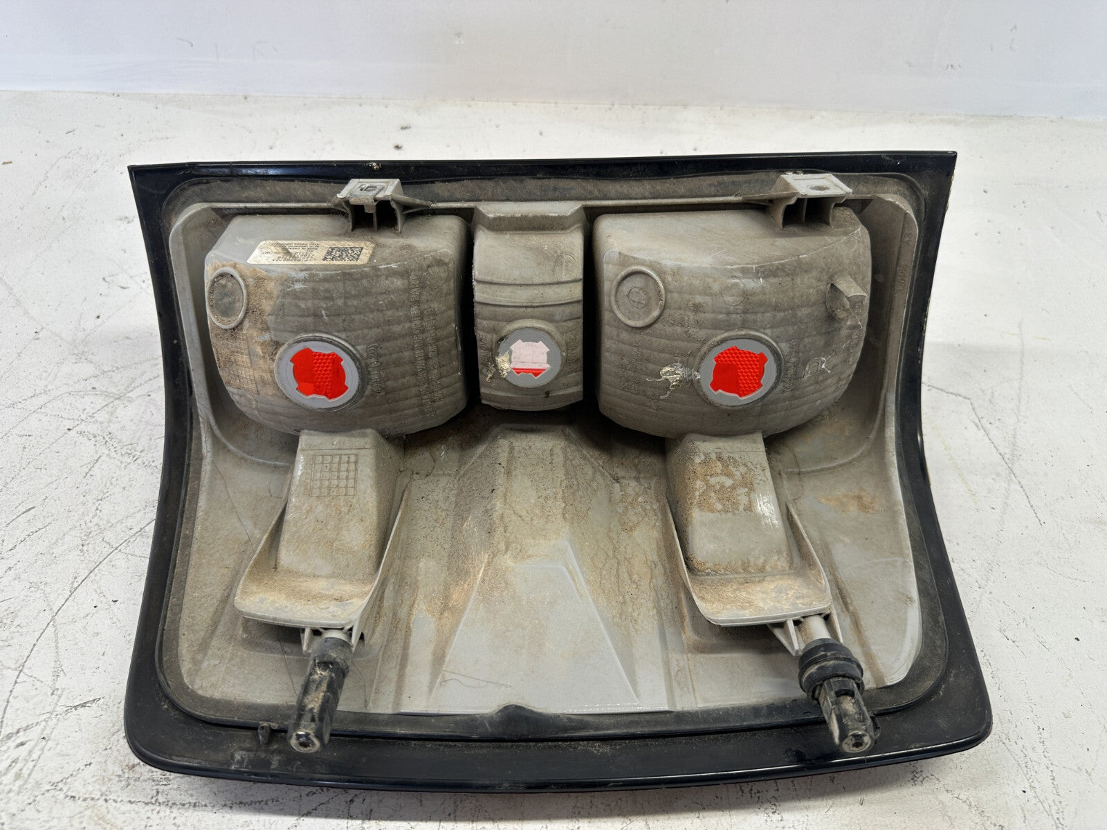 Tail Light Right Pass RH Damaged 16-19 Chevrolet Silverado 1500 84288723 OEM