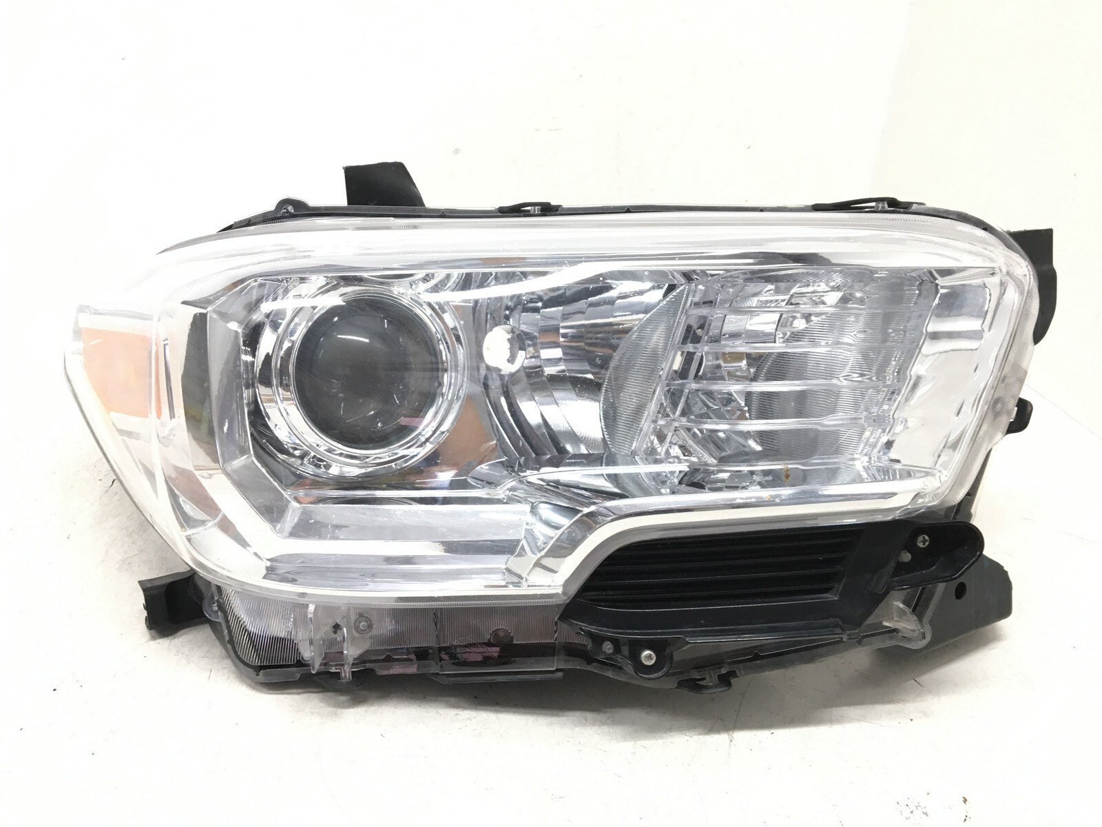 Headlight Damaged Right Passenger RH Toyota Tacoma 2016-2018 8111004270 OEM