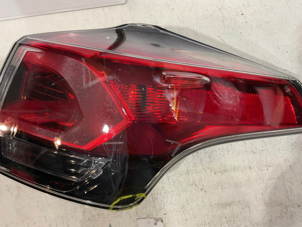 Tail light Damaged Right Passenger RH 2016 2017 2018 Toyota Rav4 8155042212 OEM