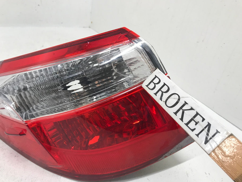 Tail light Damaged LH Driver 17 2018 2019 Toyota Corolla 81550-02B00 OEM