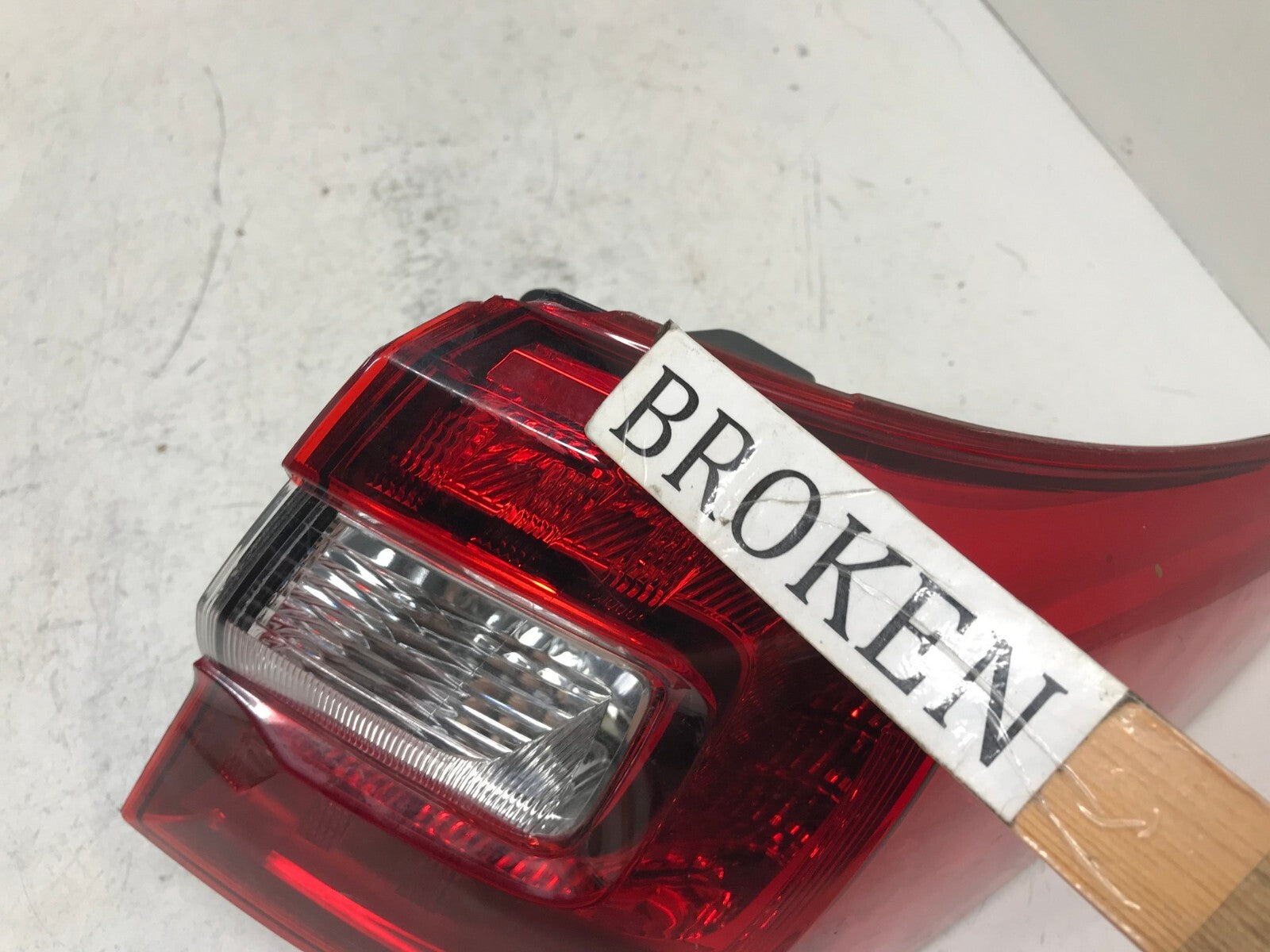 Tail light Damaged Passenger RH Right 2015-2019 Subaru Outback 84912AL05A OEM