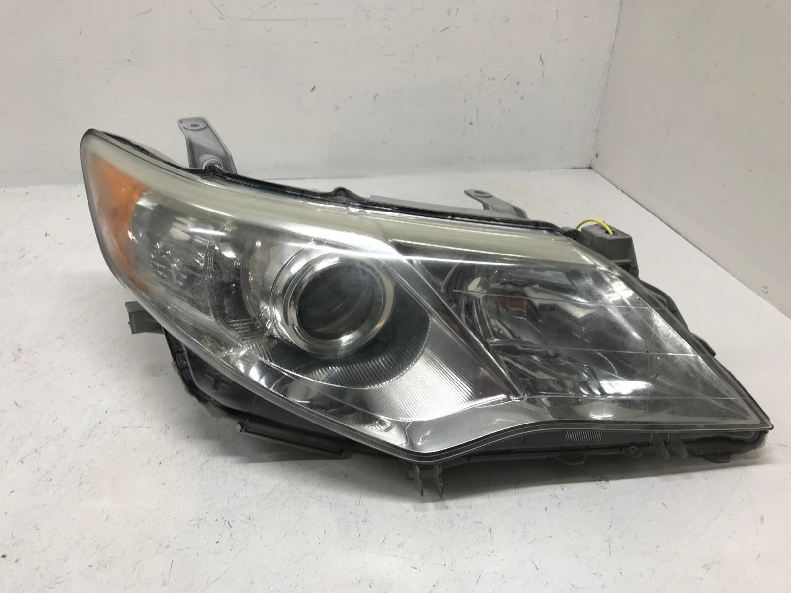 Headlight Damaged Right RH Passenger Toyota Camry SE 12-14 81110-06800 OEM