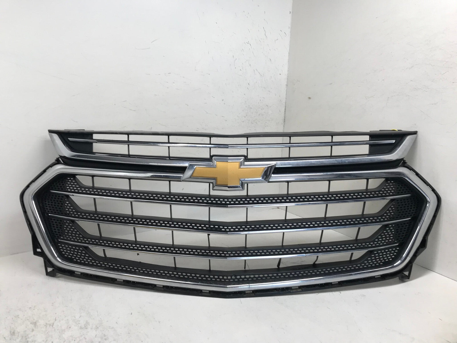 Grille Grill 2018-2020 Chevrolet Traverse 23376131 OEM