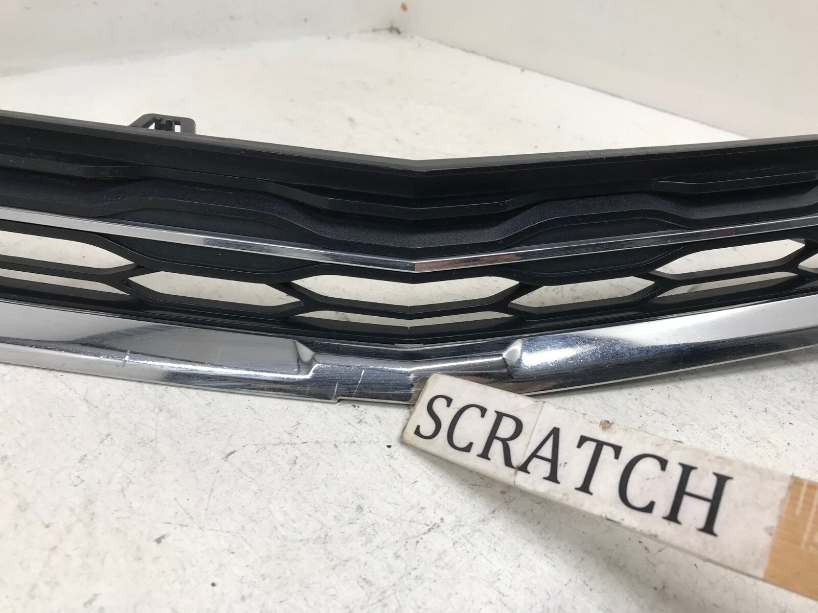 Grill Grille 2016-2018 Chevy Malibu 84061034 OEM